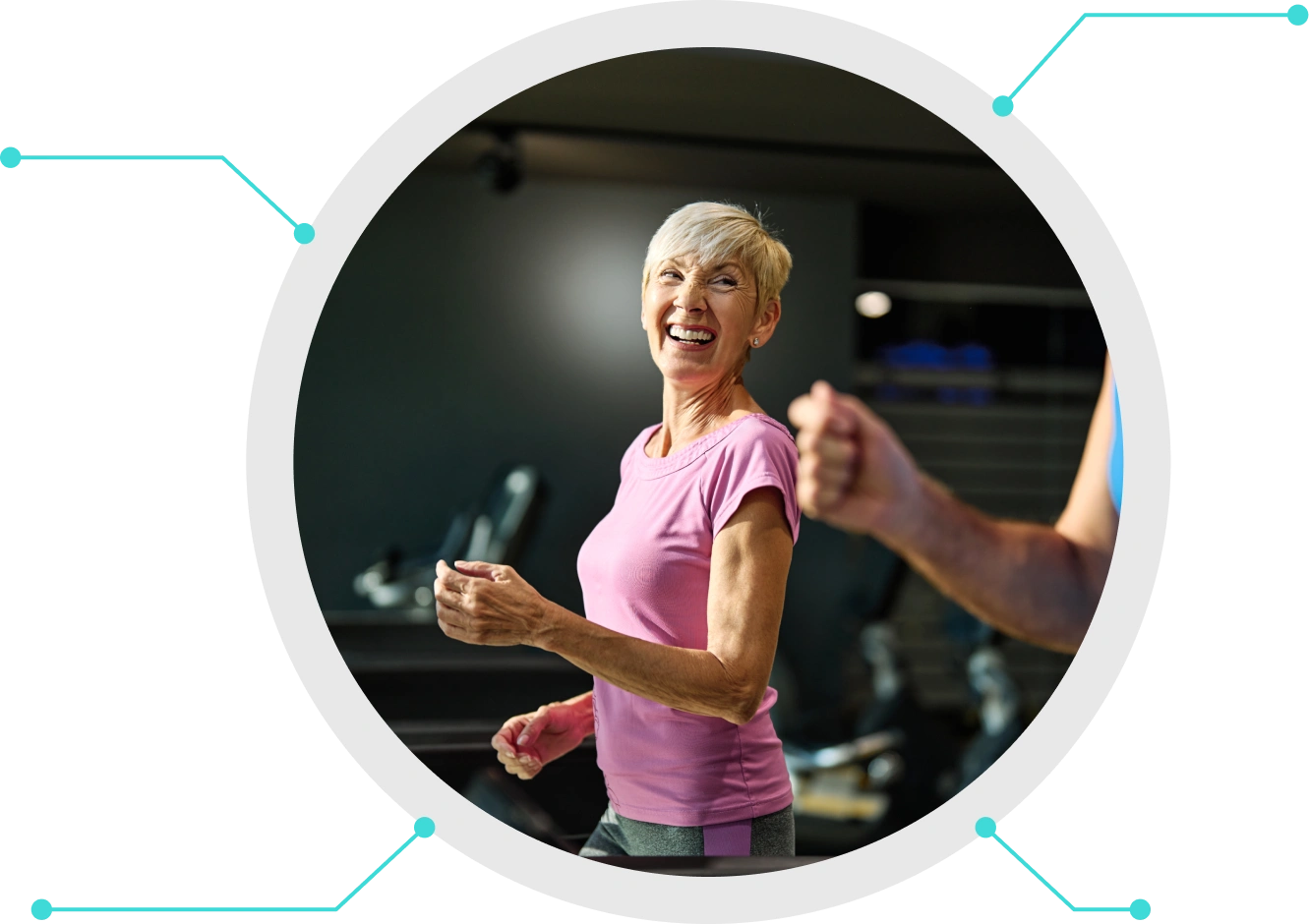 Lächelnde Seniorin trainiert zufrieden im Fitnessstudio dank Health Club Konzept